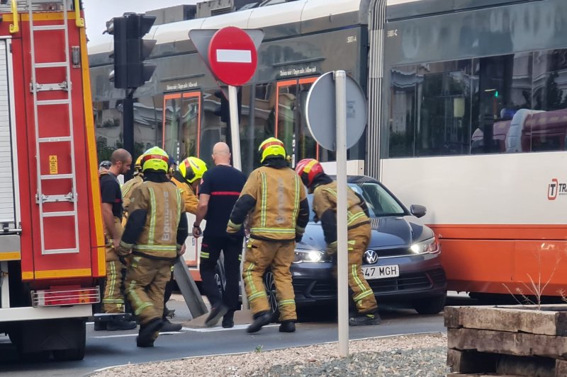 El trenet  arrolla a un coche en el paso a nivel de la calle Diana El trenet  arrolla a un coche en el paso a nivel de la calle Diana
