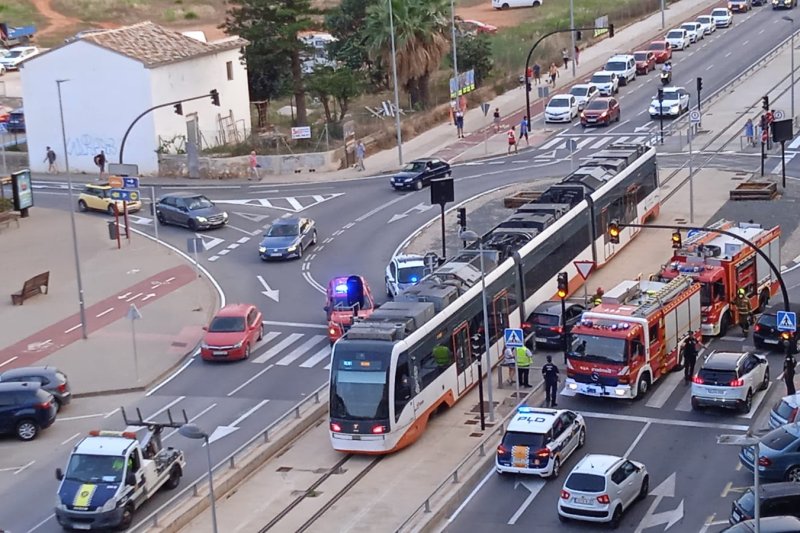 El trenet  arrolla a un coche en el paso a nivel de la calle Diana El trenet  arrolla a un coche en el paso a nivel de la calle Diana