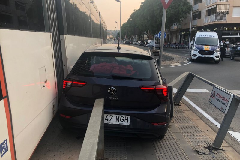 El trenet  arrolla a un coche en el paso a nivel de la calle Diana El trenet  arrolla a un coche en el paso a nivel de la calle Diana