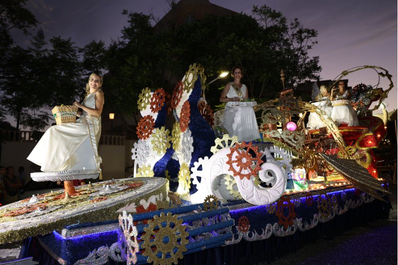 Les carrosses de les festes de Loreto de Xàbia tornen amb una gran participació i molta crítica i ironia Les carrosses de les festes de Loreto de Xàbia tornen amb una gran participació i molta crítica i ironia