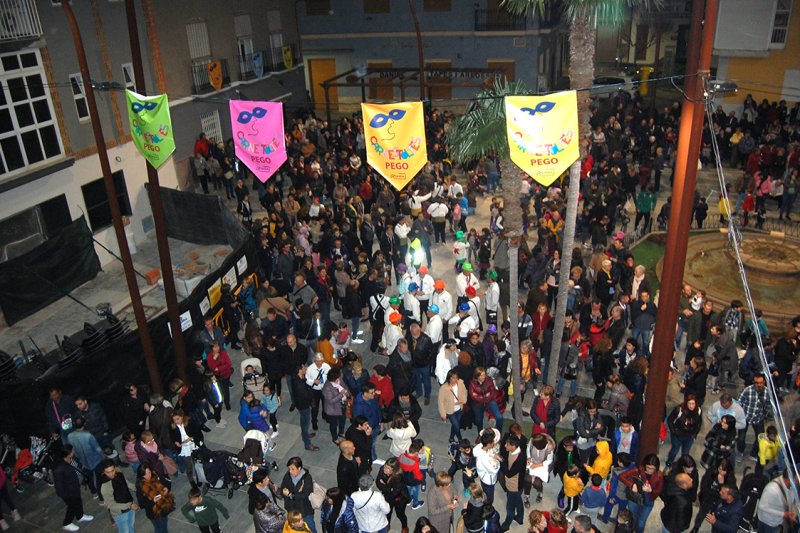 El pregó en clau retrospectiva de l’escriptora Majo Siscar inicia el compte enrere cap al carnestoltes pegolí El pregó en clau retrospectiva de l’escriptora Majo Siscar inicia el compte enrere cap al carnestoltes pegolí