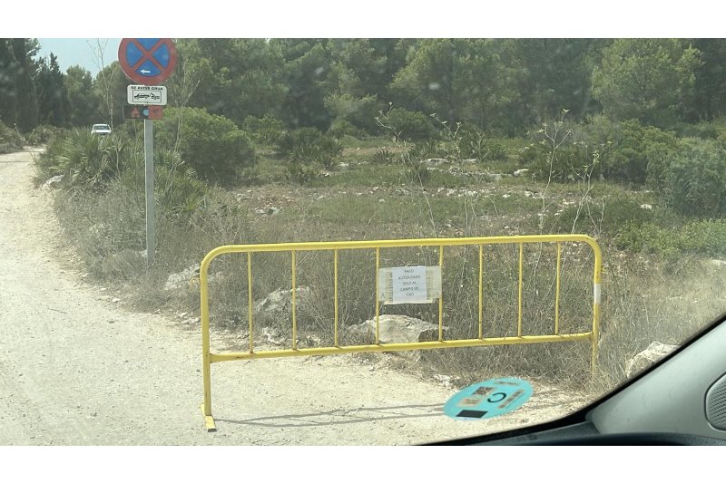 Un grupo de personas entra al campo de tiro de Les Planes pese a la prohibición de acceder al Parque Natural Un grupo de personas entra al campo de tiro de Les Planes pese a la prohibición de acceder al Parque Natural