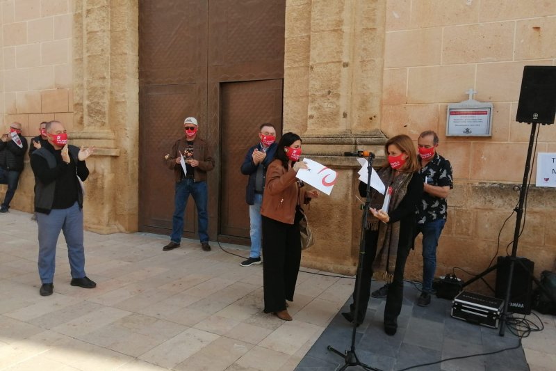 Los hosteleros protestan en Dénia por la falta de apoyo institucional al sector  Los hosteleros protestan en Dénia por la falta de apoyo institucional al sector