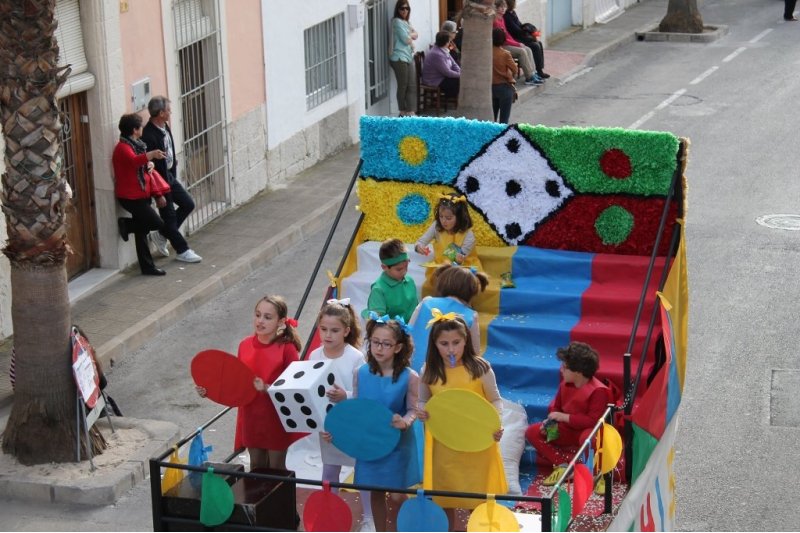 Teulada: Quintes i comissions compiteixen en originalitat i humor en la cavalcada de carrosses i disfresses Teulada: Quintes i comissions compiteixen en originalitat i humor en la cavalcada de carrosses i disfresses