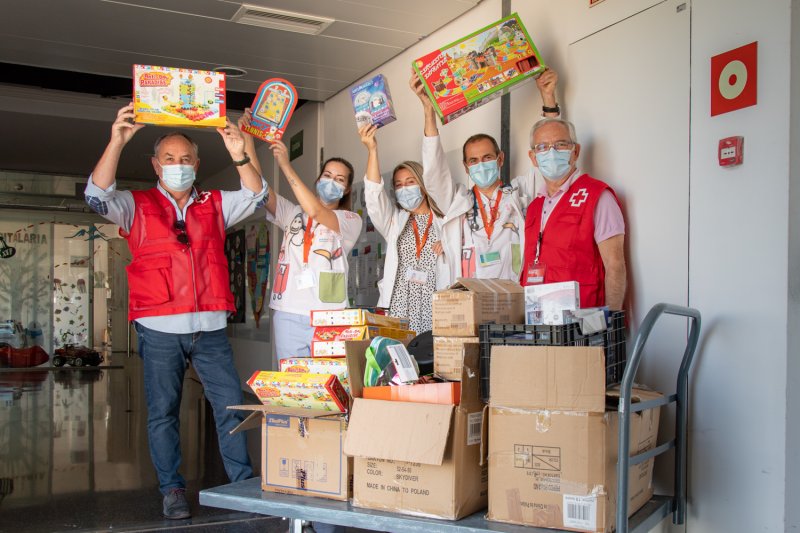 Cruz Roja entrega obsequios a los menores que se hagan la prueba PCR en Dénia y Xàbia Cruz Roja entrega obsequios a los menores que se hagan la prueba PCR en Dénia y Xàbia