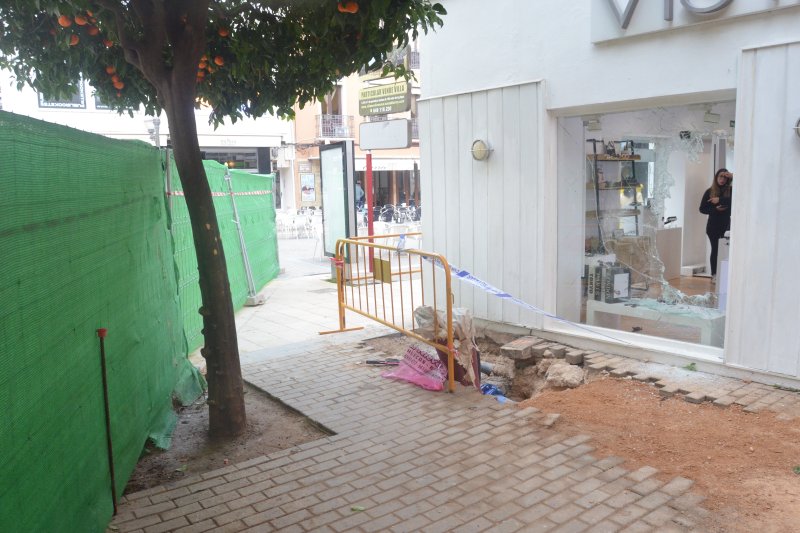 Rompen el cristal de una óptica de Dénia y roban monturas y gafas de lujo  Rompen el cristal de una óptica de Dénia y roban monturas y gafas de lujo