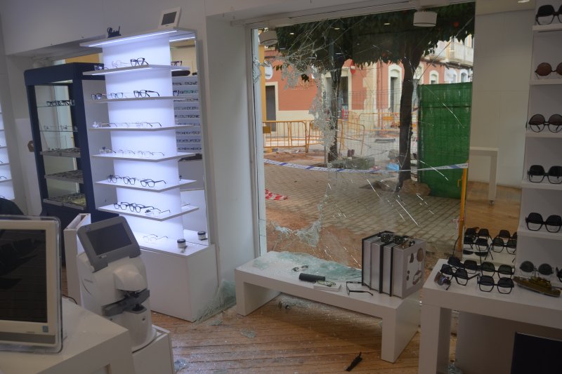 Rompen el cristal de una óptica de Dénia y roban monturas y gafas de lujo  Rompen el cristal de una óptica de Dénia y roban monturas y gafas de lujo