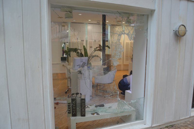 Rompen el cristal de una óptica de Dénia y roban monturas y gafas de lujo  Rompen el cristal de una óptica de Dénia y roban monturas y gafas de lujo