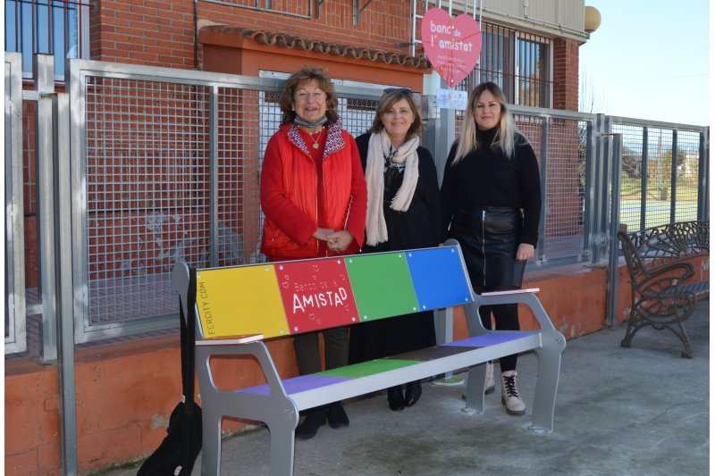 Los colegios de Dénia estrenan su banco amigo Los colegios de Dénia estrenan su banco amigo