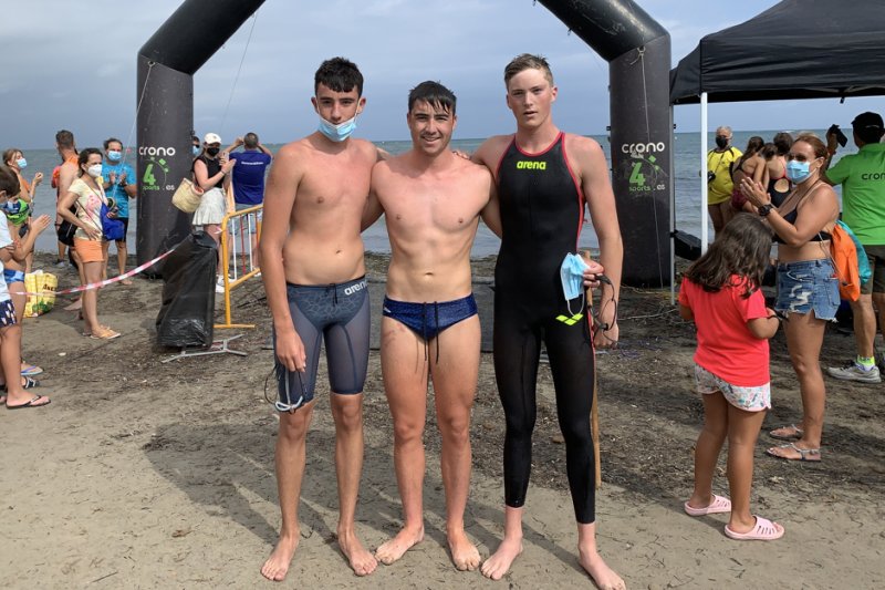 Miguel Bou y Ángela Cerdán se imponen en los 5.000 metros la Travesía a Nado Sant Roc de Dénia que retorna con todo su esplendor Miguel Bou y Ángela Cerdán se imponen en los 5.000 metros la Travesía a Nado Sant Roc de Dénia que retorna con todo su esplendor