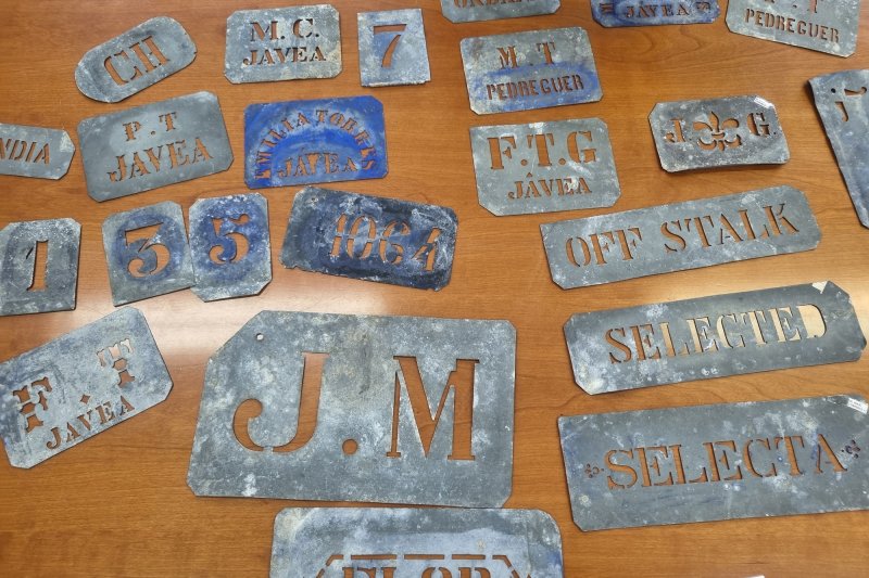 La familia de Magdalena Marí Molina Donan unas plantillas de envases de pasas de Xàbia del siglo XIX La familia de Magdalena Marí Molina Donan unas plantillas de envases de pasas de Xàbia del siglo XIX