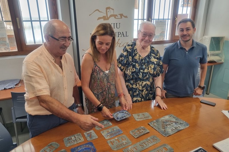 La familia de Magdalena Marí Molina Donan unas plantillas de envases de pasas de Xàbia del siglo XIX La familia de Magdalena Marí Molina Donan unas plantillas de envases de pasas de Xàbia del siglo XIX