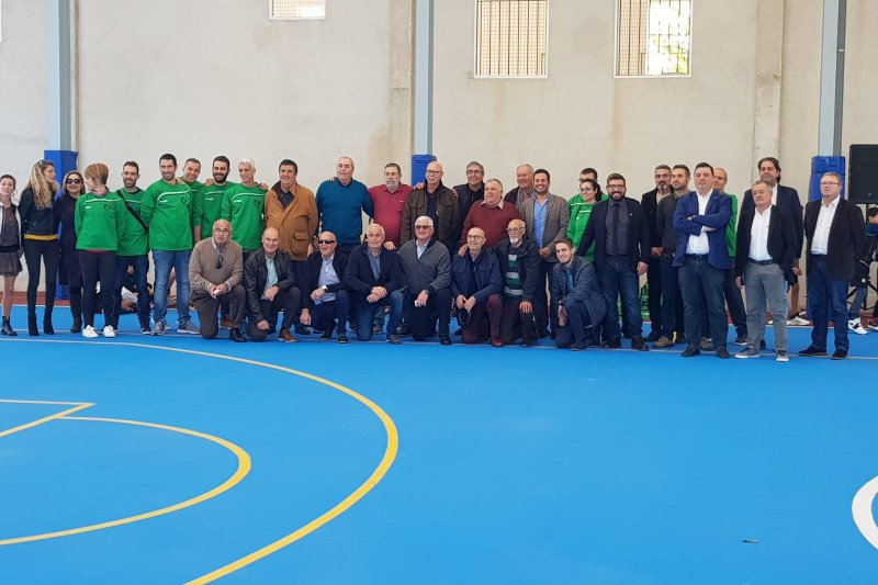 La pista poliesportiva d’El Verger inaugura la seua coberta amb un homenatge als precursors del bàsquet al municipi La pista poliesportiva d’El Verger inaugura la seua coberta amb un homenatge als precursors del bàsquet al municipi