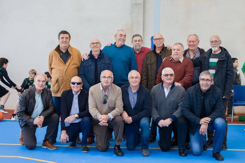 La pista poliesportiva d’El Verger inaugura la seua coberta amb un homenatge als precursors del bàsquet al municipi La pista poliesportiva d’El Verger inaugura la seua coberta amb un homenatge als precursors del bàsquet al municipi