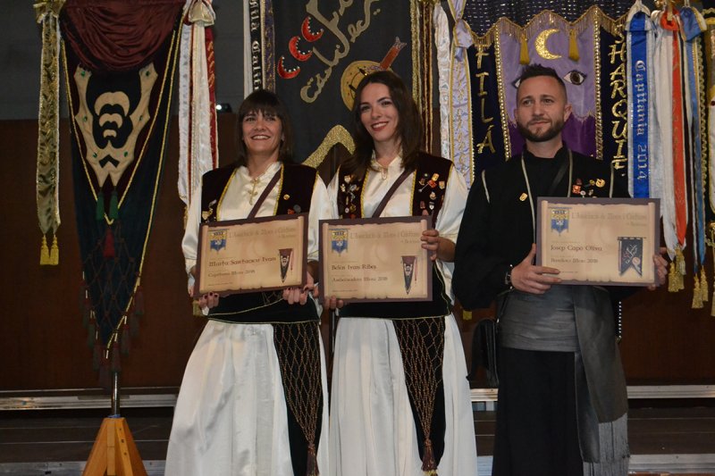 Pirates i Zairenyes presenten els càrrecs de capità i ambaixador en la festivitat del Mig Any de Benissa Pirates i Zairenyes presenten els càrrecs de capità i ambaixador en la festivitat del Mig Any de Benissa