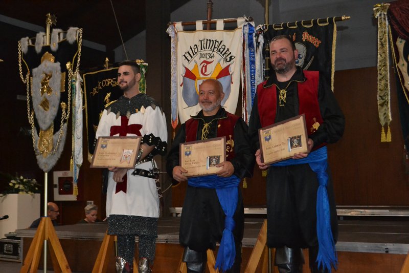 Pirates i Zairenyes presenten els càrrecs de capità i ambaixador en la festivitat del Mig Any de Benissa Pirates i Zairenyes presenten els càrrecs de capità i ambaixador en la festivitat del Mig Any de Benissa