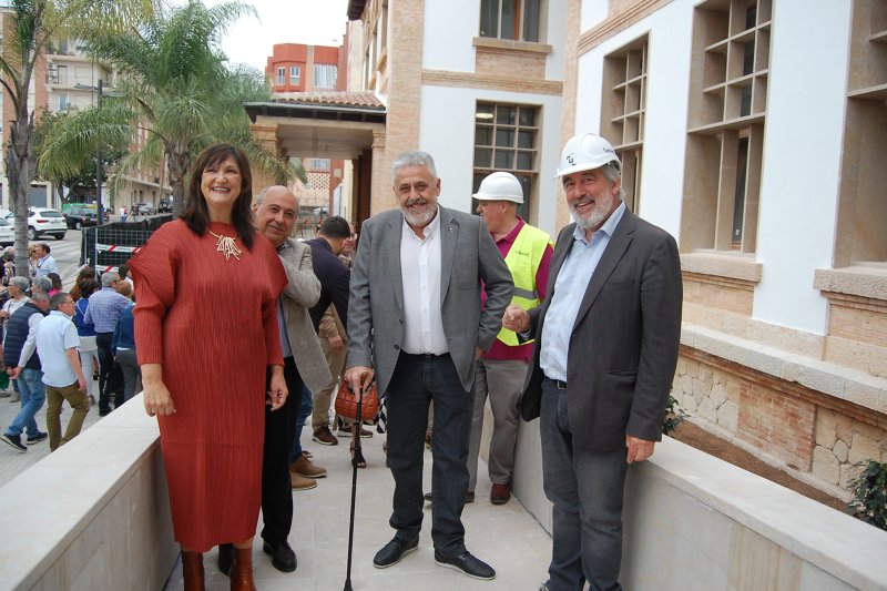 La visita a la nueva biblioteca Carmen Alemany Bay deviene en un homenaje institucional de Pego a su figura La visita a la nueva biblioteca Carmen Alemany Bay deviene en un homenaje institucional de Pego a su figura
