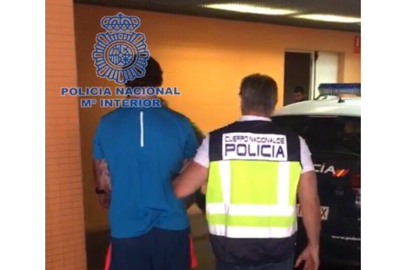 La Policía Nacional detiene en Javea a un fugitivo del Reino Unido acusado de lesionar gravemente a tres personas con un cuchillo La Policía Nacional detiene en Javea a un fugitivo del Reino Unido acusado de lesionar gravemente a tres personas con un cuchillo