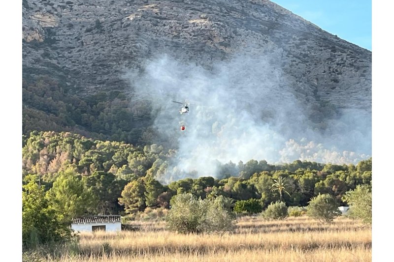 Estabilizan un incendio en la falda del Montgó de Xàbia Estabilizan un incendio en la falda del Montgó de Xàbia