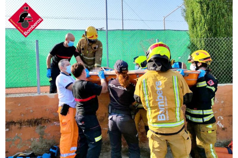 Un trabajador queda atrapado al caerle un muro del Club de Tenis Dénia  Un trabajador queda atrapado al caerle un muro del Club de Tenis Dénia
