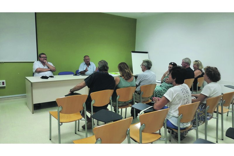 Los vecinos de la calle Aristeu podrán pagar las obras del alcantarillado a plazos durante cinco años  Los vecinos de la calle Aristeu podrán pagar las obras del alcantarillado a plazos durante cinco años