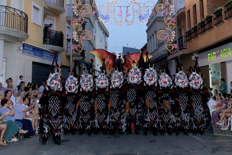 Almòravides i Almogàvers recreen les lluites del bàndol de la mitja lluna i de la creu en la llera del Girona en les festes de El Verger Almòravides i Almogàvers recreen les lluites del bàndol de la mitja lluna i de la creu en la llera del Girona en les festes de El Verger