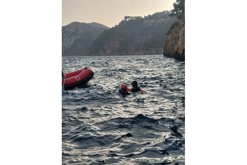 Cruz Roja de Xàbia rescata a dos jóvenes atrapados sobre una roca en el litoral del Cap Negre Cruz Roja de Xàbia rescata a dos jóvenes atrapados sobre una roca en el litoral del Cap Negre