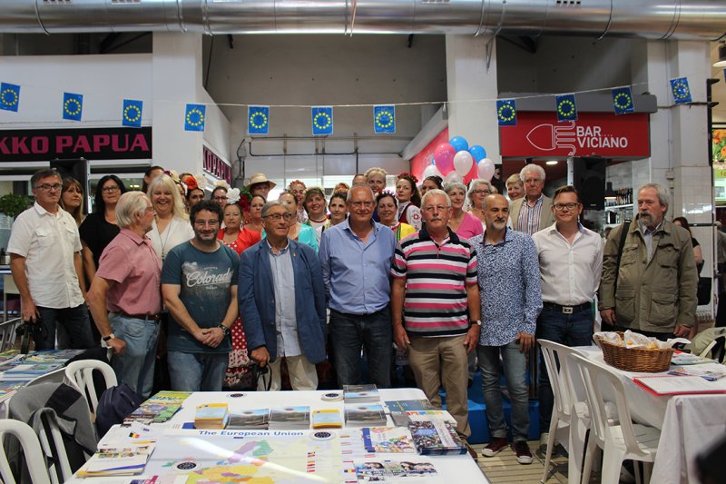 La celebración del Día de Europa convierte el Mercat Municipal en punto de encuentro de residentes y vecinos de Dénia La celebración del Día de Europa convierte el Mercat Municipal en punto de encuentro de residentes y vecinos de Dénia
