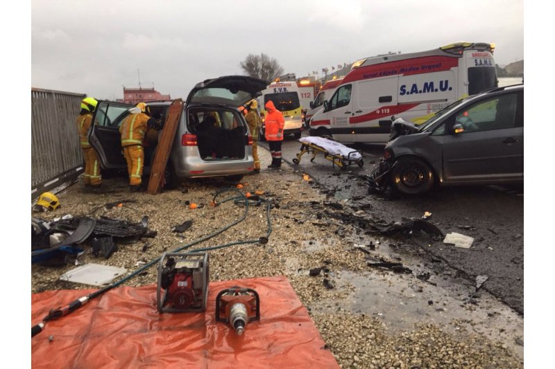 Cinco heridos en un choque frontal en la N-332 en Pedreguer  Cinco heridos en un choque frontal en la N-332 en Pedreguer