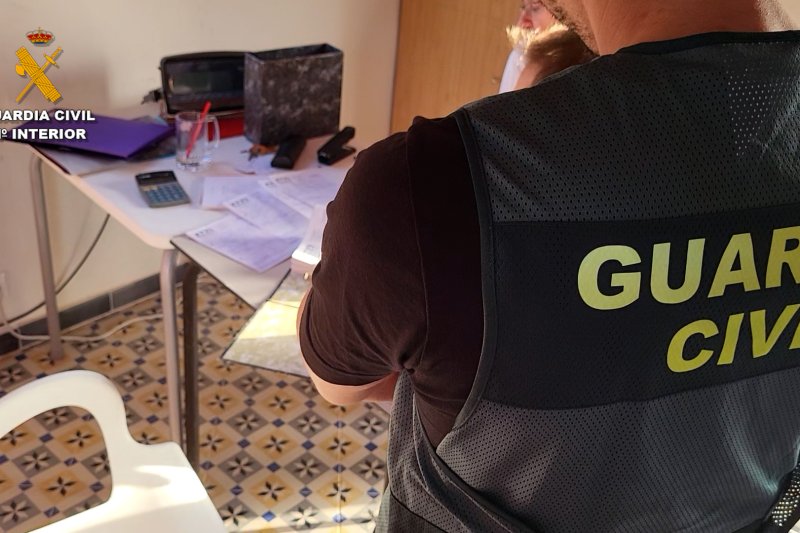 La Guardia Civil investiga a 17 personas por robos de algarroba en la Marina Alta La Guardia Civil investiga a 17 personas por robos de algarroba en la Marina Alta