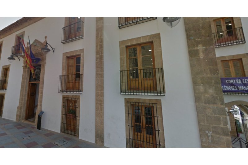 El Ayuntamiento de Xàbia da marcha atrás con un bando que limitaba el horario de las obras ante un recurso interpuesto por los promotores de la provincia El Ayuntamiento de Xàbia da marcha atrás con un bando que limitaba el horario de las obras ante un recurso interpuesto por los promotores de la provincia