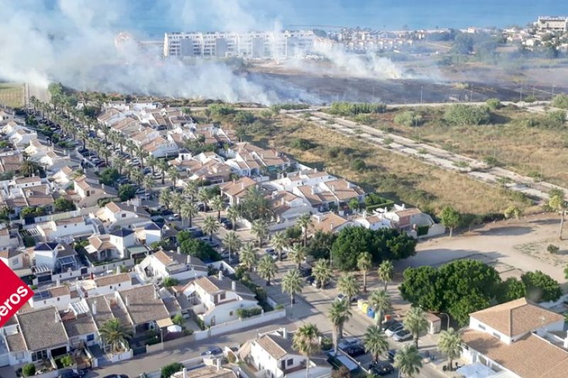 Los bomberos controlan un incendio de vegetación en un solar de Les Marines Los bomberos controlan un incendio de vegetación en un solar de Les Marines