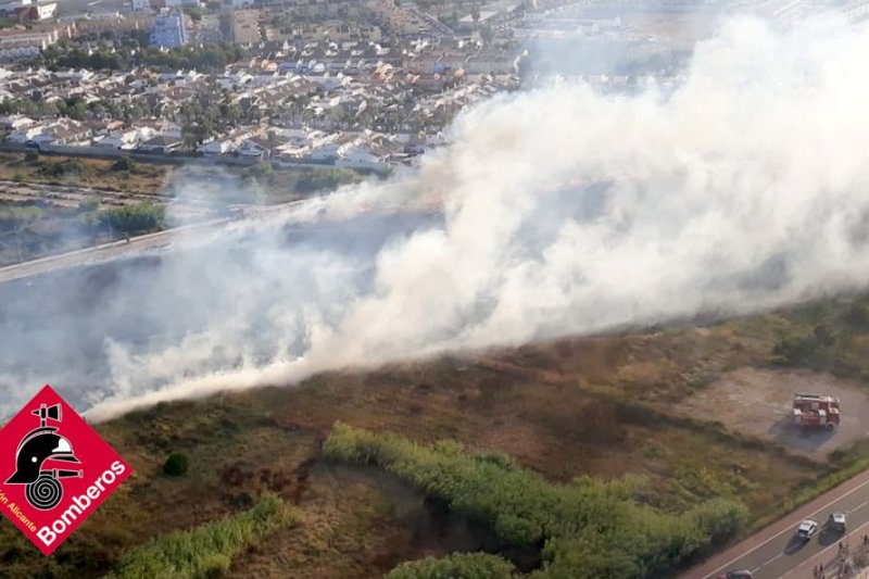 Los bomberos controlan un incendio de vegetación en un solar de Les Marines Los bomberos controlan un incendio de vegetación en un solar de Les Marines