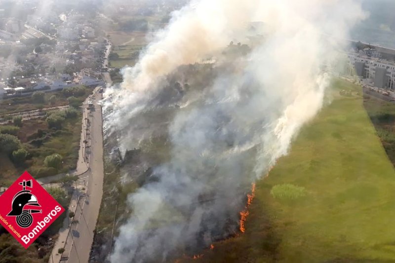 Los bomberos controlan un incendio de vegetación en un solar de Les Marines Los bomberos controlan un incendio de vegetación en un solar de Les Marines