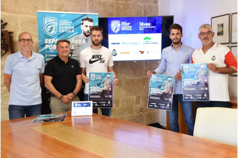 Adrián Ortolá dirige en Xàbia el primer curso específico para porteros de la comarca Adrián Ortolá dirige en Xàbia el primer curso específico para porteros de la comarca