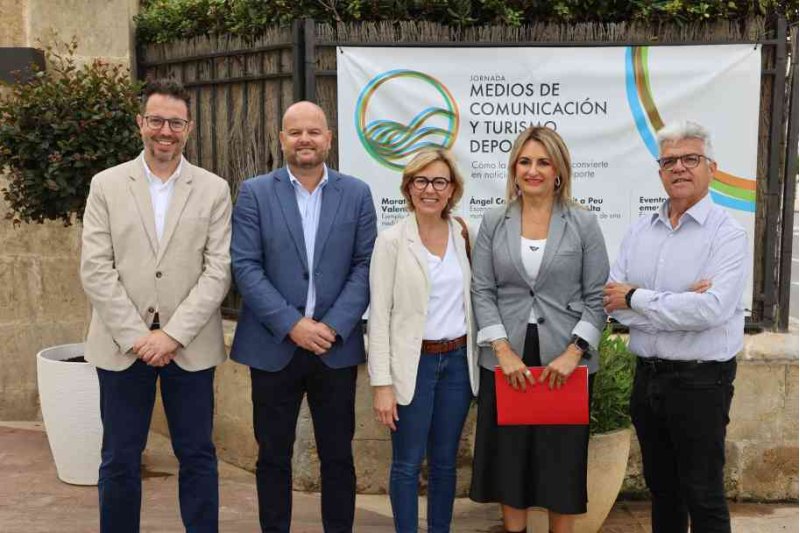 Nuria Montes, en la inauguración de las jornadas sobre turismo y deporte en Xàbia: “Se trata de un producto tremendamente atractivo y que desestacionaliza” Nuria Montes, en la inauguración de las jornadas sobre turismo y deporte en Xàbia: “Se trata de un producto tremendamente atractivo y que desestacionaliza”