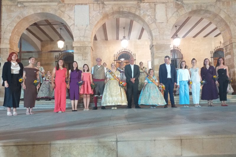 Carla Puerto y Laura Ramón ya tienen las bandas como Falleras Mayores de Dénia Carla Puerto y Laura Ramón ya tienen las bandas como Falleras Mayores de Dénia