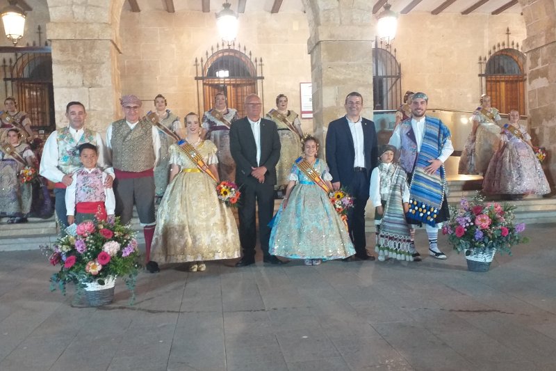 Carla Puerto y Laura Ramón ya tienen las bandas como Falleras Mayores de Dénia Carla Puerto y Laura Ramón ya tienen las bandas como Falleras Mayores de Dénia