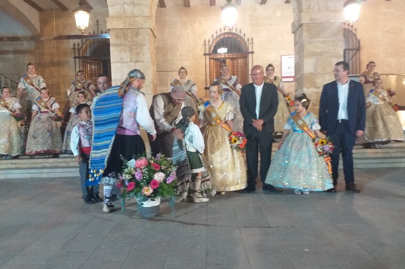 Carla Puerto y Laura Ramón ya tienen las bandas como Falleras Mayores de Dénia Carla Puerto y Laura Ramón ya tienen las bandas como Falleras Mayores de Dénia