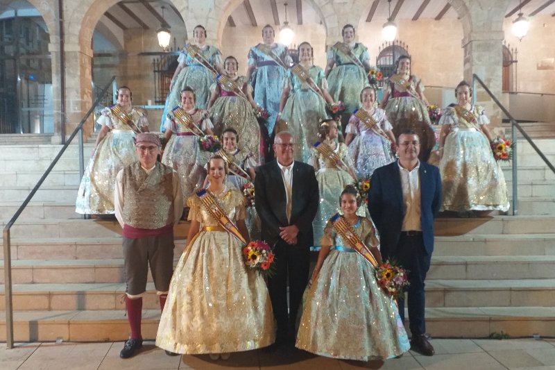 Carla Puerto y Laura Ramón ya tienen las bandas como Falleras Mayores de Dénia Carla Puerto y Laura Ramón ya tienen las bandas como Falleras Mayores de Dénia