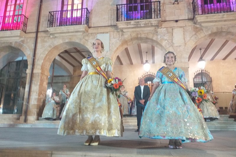 Carla Puerto y Laura Ramón ya tienen las bandas como Falleras Mayores de Dénia Carla Puerto y Laura Ramón ya tienen las bandas como Falleras Mayores de Dénia