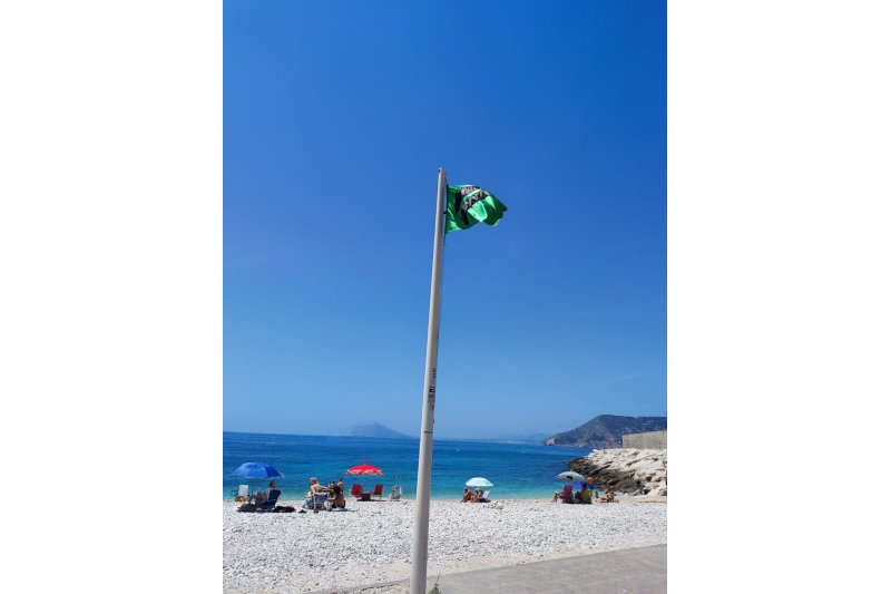 Las banderas de las playas de Calp incluyen símbolos para que los daltónicos identifiquen los colores   Las banderas de las playas de Calp incluyen símbolos para que los daltónicos identifiquen los colores