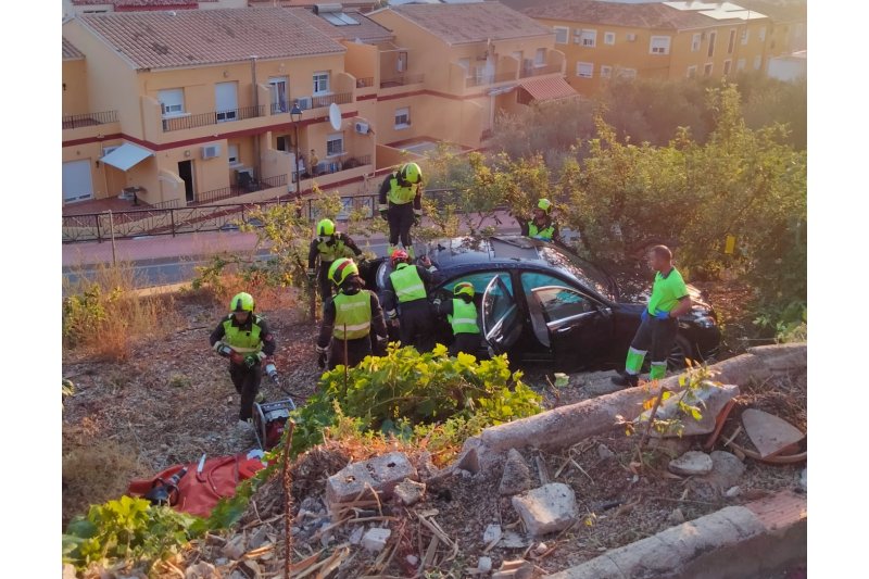 Restacan a una mujer que se precipita con su coche desde una altura de seis metros en Benidoleig Restacan a una mujer que se precipita con su coche desde una altura de seis metros en Benidoleig