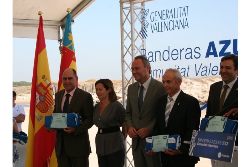 Las banderas azules ondean en las playas por la buena calidad del agua   Las banderas azules ondean en las playas por la buena calidad del agua