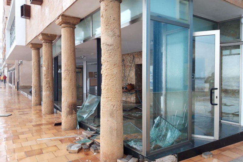 El temporal ocasiona importantes destrozos en el litoral de Xàbia y el Gorgos amenaza con desbordarse El temporal ocasiona importantes destrozos en el litoral de Xàbia y el Gorgos amenaza con desbordarse