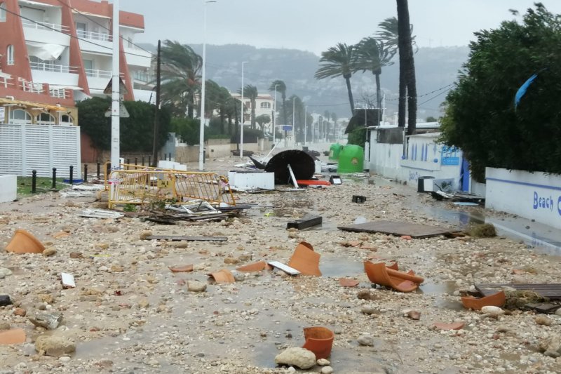 El temporal ocasiona importantes destrozos en el litoral de Xàbia y el Gorgos amenaza con desbordarse El temporal ocasiona importantes destrozos en el litoral de Xàbia y el Gorgos amenaza con desbordarse