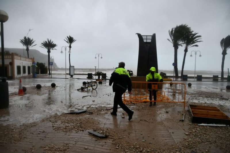 El temporal ocasiona importantes destrozos en el litoral de Xàbia y el Gorgos amenaza con desbordarse El temporal ocasiona importantes destrozos en el litoral de Xàbia y el Gorgos amenaza con desbordarse
