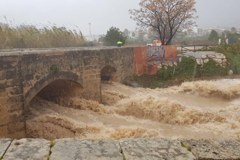 El temporal ocasiona importantes destrozos en el litoral de Xàbia y el Gorgos amenaza con desbordarse El temporal ocasiona importantes destrozos en el litoral de Xàbia y el Gorgos amenaza con desbordarse