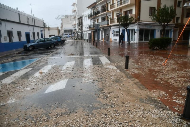 El temporal ocasiona importantes destrozos en el litoral de Xàbia y el Gorgos amenaza con desbordarse El temporal ocasiona importantes destrozos en el litoral de Xàbia y el Gorgos amenaza con desbordarse