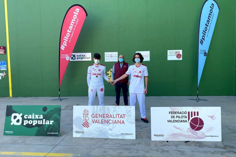 L’Escola Municipal d’Ondara es penja l’or benjamí i infantil en les finals provincials de frontó per parelles L’Escola Municipal d’Ondara es penja l’or benjamí i infantil en les finals provincials de frontó per parelles